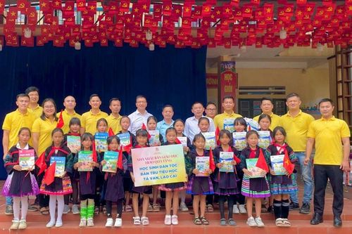 Nhà xuất bản Giáo dục Việt Nam tặng sách giáo khoa cho học sinh các vùng khó khăn
