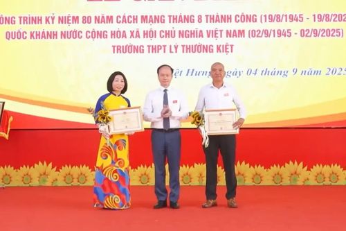 Gắn biển công trình chào mừng Quốc khánh 2/9