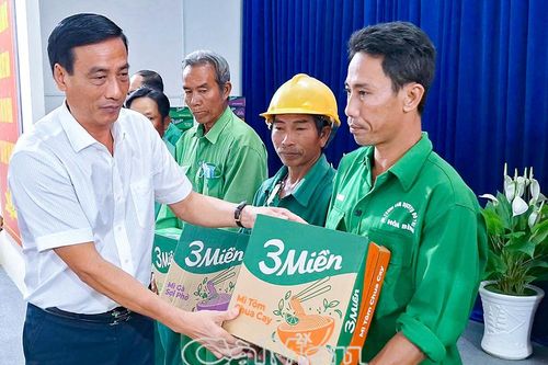 Xã Hòa Bình: Trao 200 suất quà hỗ trợ hộ dân khó khăn
