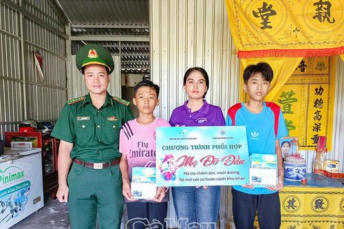 Vòng tay yêu thương nâng bước học sinh mồ côi xã Đất Mũi