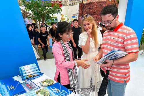 Cà Mau kéo dài triển lãm thành tựu tại Hà Nội đến 15/9