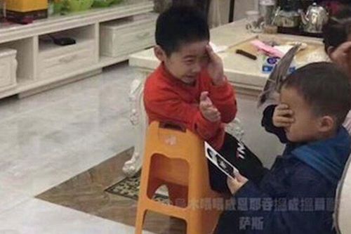 'Làm gì nếu gặp phải cảnh nhạy cảm khi đang xem TV cùng con?', mẹ trả lời quá thông minh khiến ai cũng vội học hỏi