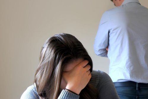 Gặp vợ cũ sau 17 năm, thấy chàng trai trẻ bên cạnh cô khiến tôi quỳ gối xin em tha thứ