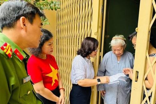 Công an TPHCM tiếp tục phối hợp trao quà Lễ Quốc khánh cho người dân