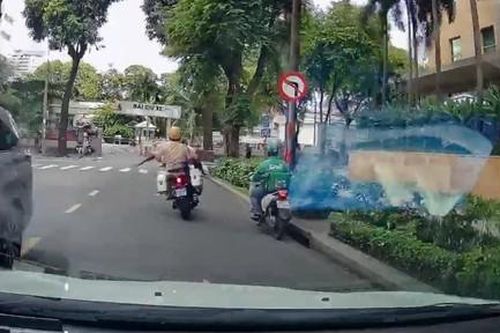 CSGT Công an TPHCM mở đường cho ô tô chở bé trai 1 tuổi sốt cao, co giật đến bệnh viện