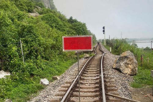 3 tảng đá 'khủng' rơi xuống làm đường sắt xê dịch, tàu hỏa Bắc - Nam ách tắc