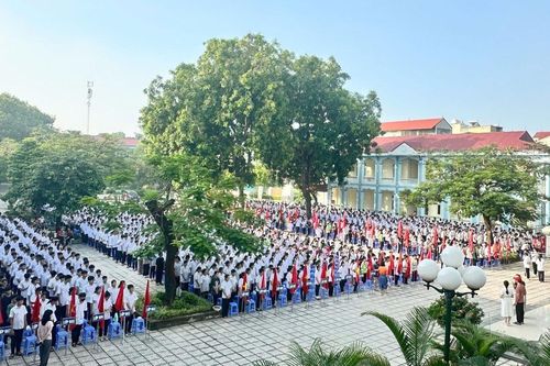 Hà Nội nắng nóng trong ngày khai giảng năm học mới