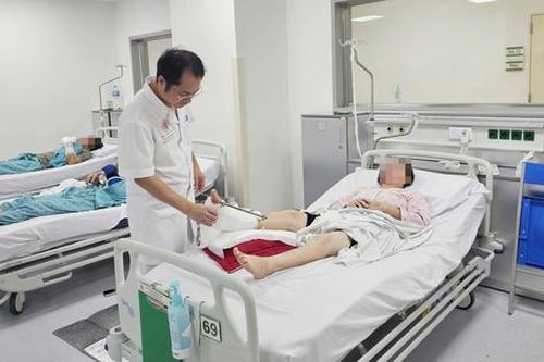 Người phụ nữ đi cấp cứu với cẳng chân bị đứt rời