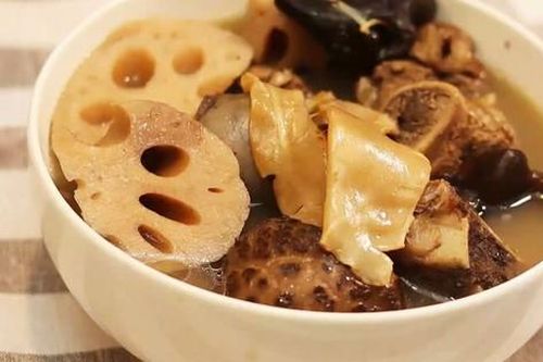 Người cao tuổi nên ăn uống, sinh hoạt thế nào trong mùa thu?