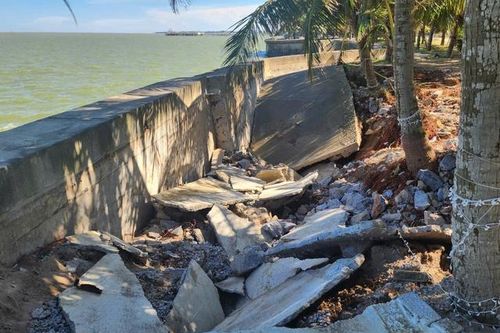 Kè chắn sóng hơn 143 tỷ đồng ở Thanh Hóa bị bão đánh nứt toác