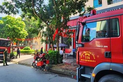 Cháy lớn tại nhà hàng trong khu đô thị Trung Hòa, 4 xe cứu hỏa được điều động