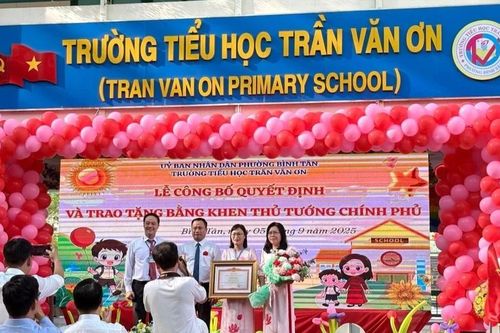 Thầy trò Tiểu học Trần Văn Ơn tự hào đón nhận Bằng khen của Thủ tướng Chính phủ