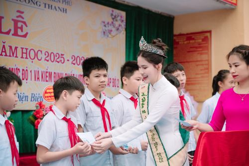 Á hậu Linh Đan về thăm và trao quà tại trường cũ