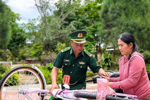 Quảng Trị: Trao quà cho học sinh nghèo nhân dịp khai giảng năm học mới