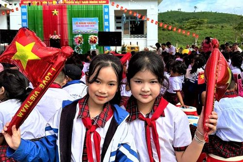 Tỉnh Quảng Ngãi và Gia Lai rộn ràng ngày khai giảng năm học mới