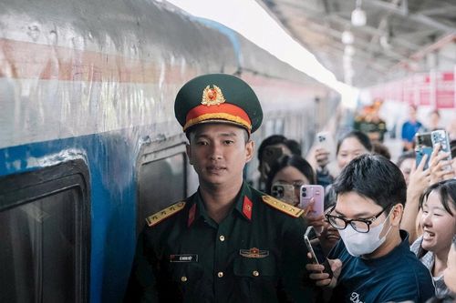 Nồng nhiệt chào đón các cán bộ, chiến sĩ hoàn thành nhiệm vụ A80 trở về miền Nam