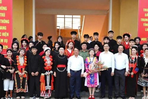 Bí thư Tỉnh ủy Tuyên Quang Hầu A Lềnh dự Lễ Khai giảng tại Trường PTDT Nội trú THPT tỉnh
