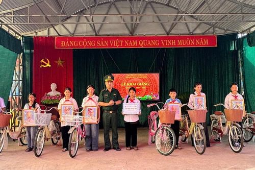 Điện Biên: Nhiều phần quà ý nghĩa trao tặng học sinh vùng biên ngày khai giảng