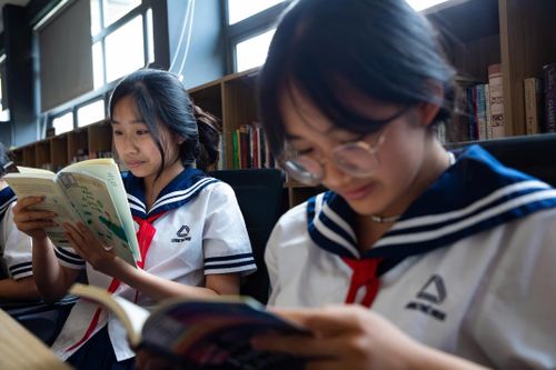 Chọn sách cho năm học mới ra sao để con vượt qua 'hội chứng sợ đọc'?