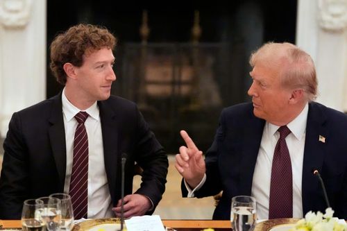 Tim Cook, Sam Altman thay nhau cảm ơn ông Trump