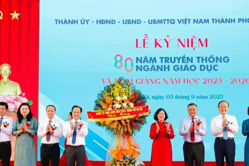 Bí thư Thành ủy Bùi Thị Minh Hoài dự Lễ khai giảng tại Trường THPT Phan Huy Chú