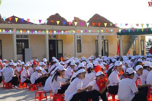 Lễ khai giảng đặc biệt tại ngôi trường vừa bị bão số 5 tàn phá