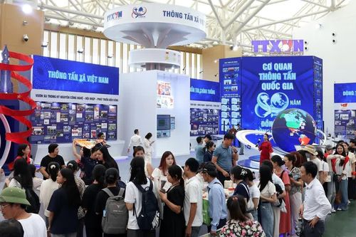 Đông đảo nhân dân tiếp tục đến tham quan Triển lãm quốc gia