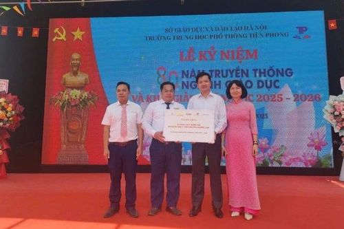 Báo Nhân Dân trao tặng học bổng và Phụ san đặc biệt trong ngày khai giảng năm học mới