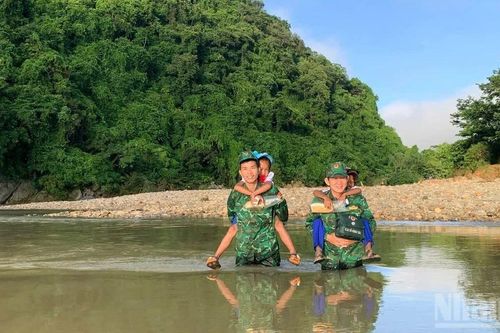 Chiến sĩ Biên phòng Quảng Trị cõng học sinh vượt suối đến trường ngày khai giảng