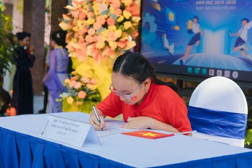 Lễ khai giảng 'Công dân số-Trường học số' và cam kết ứng xử văn minh trên không gian mạng