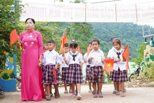 Tiếng trống trường vang lên sau cơn lũ dữ