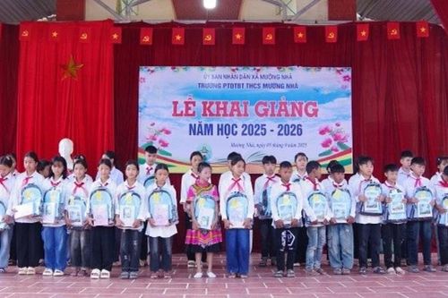 Bộ đội Biên phòng Điện Biên chăm lo học sinh nghèo vùng biên