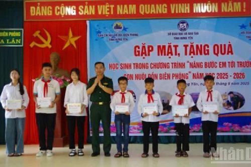 Trao quà cho học sinh khó khăn vùng biên giới biển tỉnh Hưng Yên