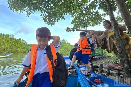 Dọc ngang sông nước ngày khai giảng ở Đất Mũi-Cà Mau