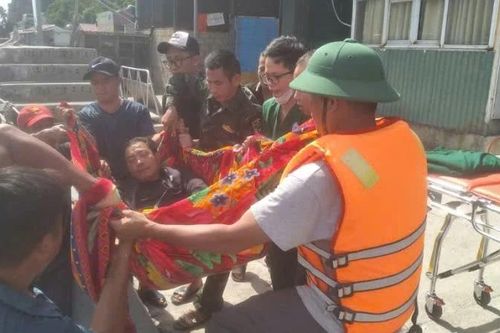Đồn Biên phòng Cô Tô cứu hộ thành công 1 ngư dân bị tai nạn trên biển