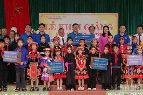 Vietnam Airlines trao tặng thư viện và 500 chăn ấm cho học sinh Tuyên Quang