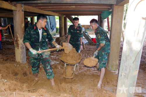 Lực lượng vũ trang Thanh Hóa giúp dân vùng lũ ổn định nơi ở