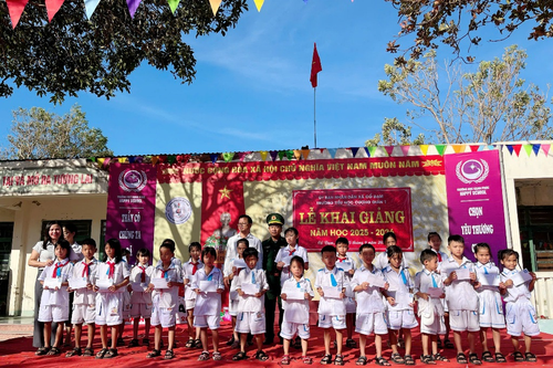 Hà Tĩnh: Đồn Biên phòng Lạch Kèn tiếp sức học sinh nghèo đến trường
