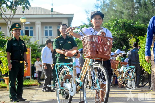 Bộ đội Biên phòng Quảng Trị trao quà tặng học sinh nghèo