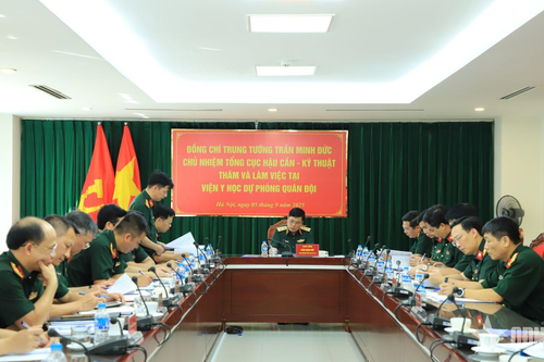 Trung tướng Trần Minh Đức kiểm tra Viện Y học dự phòng Quân đội