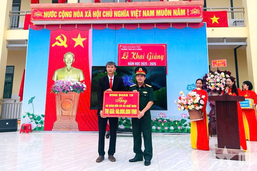 Binh đoàn 16 trao quà tặng hai trường thuộc xã biên giới