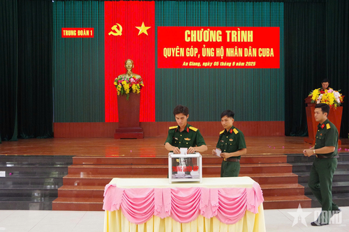 Trung đoàn 1 (Quân khu 9) quyên góp, ủng hộ nhân dân Cuba