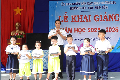 Hải đoàn 129 trao quần áo đồng phục tặng học sinh Trường Sa