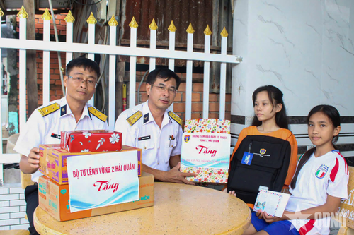 Trung tâm Bảo đảm kỹ thuật Vùng 2 Hải quân tặng quà học sinh đầu năm học mới