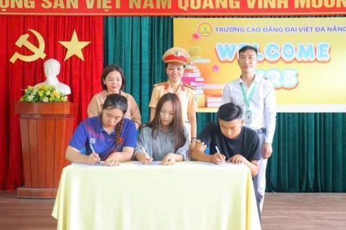 Gần 500 sinh viên ký cam kết tuân thủ Luật Trật tự an toàn giao thông