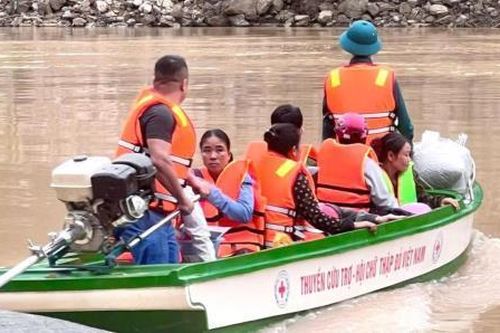 Hỗ trợ hàng trăm học sinh vượt sông đến trường khai giảng sau lũ