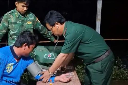 Cà Mau: Cứu 4 thuyền viên sau nhiều giờ trôi dạt trên biển