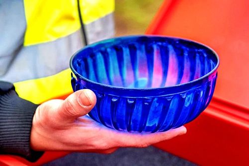 Chiếc bát thủy tinh xanh La Mã cổ đại nguyên vẹn gây chấn động