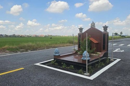 Cận cảnh ngôi mộ án ngữ trên đường thuộc Dự án KDC mới ở Hải Phòng