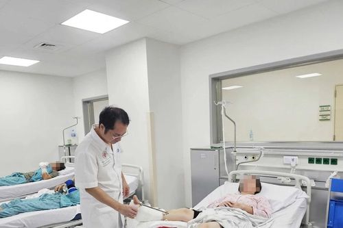 Người phụ nữ bị đứt lìa cẳng chân do máy cắt cỏ văng vào người